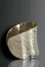 Elegant Sculpted Silver Cuff: A Modern Masterpiece